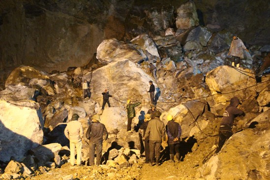 Lực lượng cứu hộ trắng đêm trong giá rét bóc tách từng tảng đá tìm kiếm 2 nạn nhân