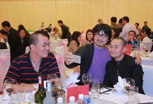 Tại bàn tiệc, Xuân Hinh và Giáo sư Cù Trọng Xoay - Đinh Tiến Dũng nhận được nhiều sự chú ý của quan khách.