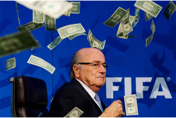 Chủ tịch FIFA Sepp Blatter từ chức ngày 2/6 sau một cuộc điều tra tham nhũng. Trong ảnh này, một diễn viên hài đã ném những đồng tiền đôla vào Blatter tại một cuộc họp báo. (Ảnh: Reuters)