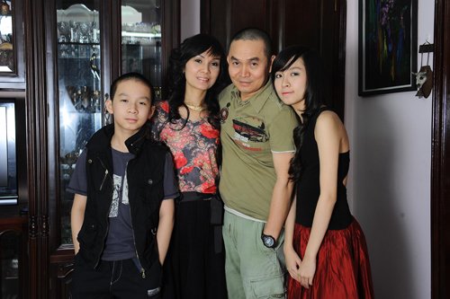 
Nghệ sĩ hài Xuân Hinh có hai người con, một trai một gái. Cô con gái lớn tên Bảo Linh đang là du học sinh tại Mỹ. Thời điểm trước khi đi du học, Bảo Linh được chú ý vì nhan sắc xinh đẹp.

