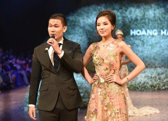 
Tạ Công Sơn chi 7.000 USD để mua chiếc váy của hoa hậu Kỳ Duyên, khiến công chúng chú ý.
