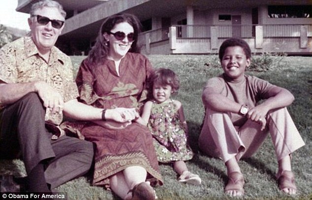 
Obama chụp hình cùng mẹ và ông tại Hawaii.
