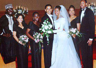 
Dàn phù dâu trong đám cưới đều là bạn bè thân thiết của Michelle và Barack Obama. Họ cùng mặc váy trễ vai màu đen, đeo khuyên tai lấp lánh và cầm hoa giống nhau.
