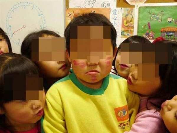 
Các cô bé vây quanh nhân vật chính của buổi sinh nhật và không ngừng để lại dấu môi đỏ chót trên gương mặt phúng phính của cậu bé.
