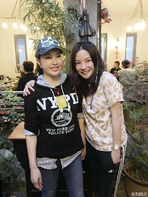 
Triệu Vy để mặt mộc chụp ảnh cùng Lưu Hiểu Khánh. Én nhỏ rất vui vì được hợp tác với nữ diễn viên kỳ cựu trong tác phẩm mới.
