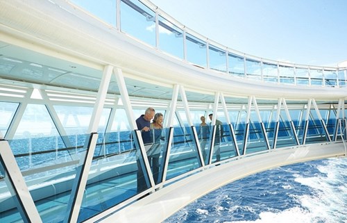
SeaWalk, Princess Cruises. Khi ở trên Seawalk, Princess Cruises du khách sẽ có cảm giác như được đi bộ trên không khí. SeaWalk là một đường đi bộ bằng kính với chiều dài gần 20m đem đến cho du khách một tầm view tuyệt đẹp hướng ra biển.
