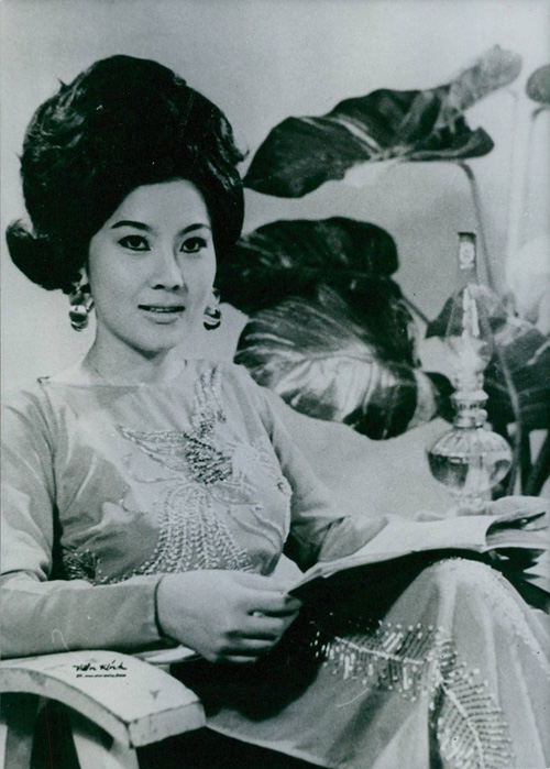 
Nghệ sĩ Mộng Tuyền sinh năm 1947, là mỹ nhân nổi tiếng của cả lĩnh vực điện ảnh lẫn sân khấu cải lương thời bấy giờ. Bà từng được gọi Nữ hoàng trẻ của làng đĩa nhựa cuối thập niên 60, từng đoạt giải Ảnh hậu năm 1972.
