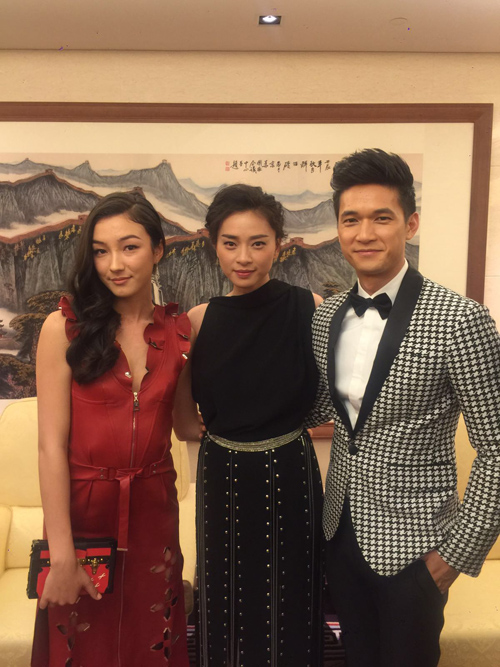 Ngô Thanh Vân chụp ảnh cùng Lưu Thừa Vũ (trái), đảm nhận vai Tuyết Bình trong phim và Sầm Dũng Khang (Harry Shum Jr).