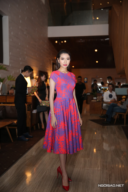 
Thúy Vân tươi trẻ với váy in họa tiết hoa cúc khi đến cổ vũ cho show diễn xuân hè 2016 của Đỗ Mạnh Cường.
