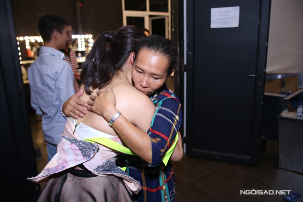 
Ở hậu trường đêm chung kết, mẹ Hồ Văn Cường đã ôm chầm lấy Văn Mai Hương để cám ơn sự huấn luyện và những lời khuyên chân thành mà nữ giám khảo dành cho con trai trong suốt cuộc thi.
