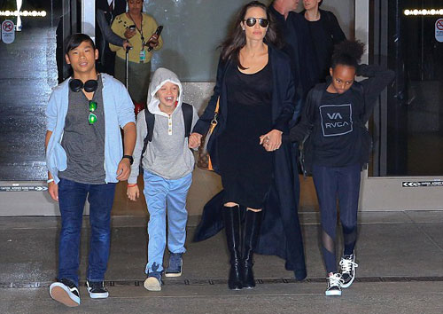
Trước đó, Angelina Jolie đưa các con đến London thăm Brad Pitt và dẫn Pax Thiên, Zahara, Shiloh trở về Mỹ.
