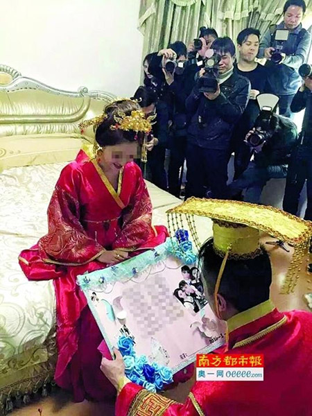  Tần Thủy Hoàng đọc lời tuyên thệ trước mặt Hoàng hậu nương nương.
