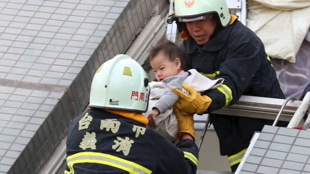 Một em nhỏ được cứu sống từ đống đổ nát của một tòa nhà bị sập ở Đài Nam.