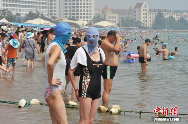 
Sản phẩm này được gọi là face-kini, xuất hiện ở những bãi biển của thành phố Thanh Đảo từ năm 2004. Dù từng gây sợ hãi cho trẻ em và những người lần đầu nhìn thấy, nó dường như đã trở thành mốt thời trang đi biển quen thuộc của nhiều phụ nữ Trung Quốc vào những mùa hè gần đây.
