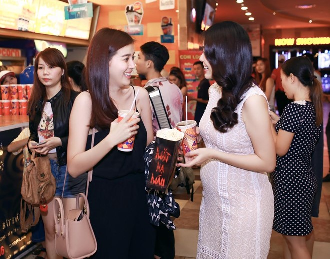 Dương Cẩm Lynh bất ngờ khi gặp bạn thân - diễn viên Cao Thái Hà cũng đi xem phim.