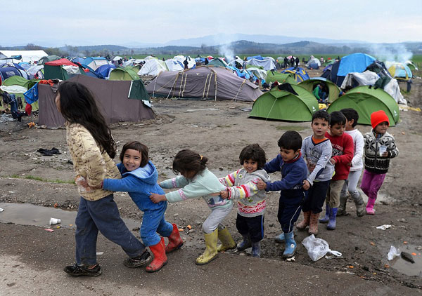 
Những em nhỏ Syria sống trong tình trạng thiếu thốn ở các túp lều dựng tạm.
