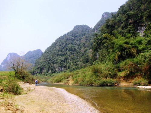 Con suối chảy ngang trước lối lên hang Chuột - Ảnh: Trương Quang Nam