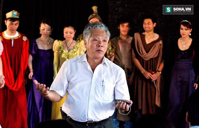 
Đạo diễn, nghệ sĩ ưu tú Lê Chức - một người đàn ông tài năng và đức độ trong gia đình nghệ sĩ họ Lê trong buổi thi tốt nghiệp của lớp sinh viên K26 do ông chủ nhiệm.
