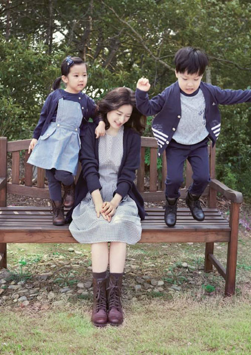 
Từ bỏ showbiz ồn ào, Lee Young Ae có cuộc sống bình yên bên chồng con. Hồi tháng 3, nữ dễn viên 45 tuổi chia sẻ những khoảnh khắc hạnh phúc trong tổ ấm của cô nhân dịp hai bé tròn 5 tuổi.
