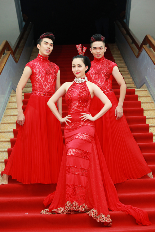 
Tại sự kiện, không chỉ làm khách mời, Linh Nga còn trình diễn tiết mục múa cùng hai nghệ sĩ nam. Cô thay bộ cánh cũng có tone màu đỏ.
