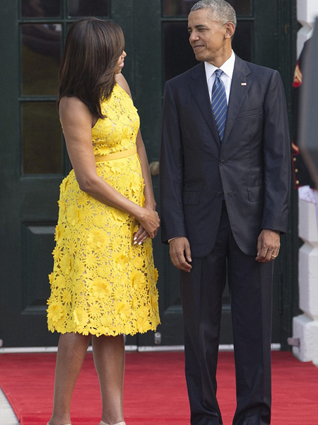 
Sau khi làm xong, bà Michelle còn nhìn mặt chồng lần nữa, như để đảm bảo rằng diện mạo ông đã đủ chỉn chu, lịch sự để tiếp đón vợ chồng thủ tướng Singapore. Ảnh: EPA
