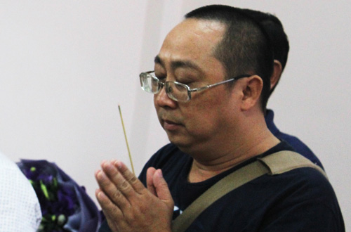 
Nhạc sĩ Tuấn Khanh cũng thắp nén hương cầu nguyện.
