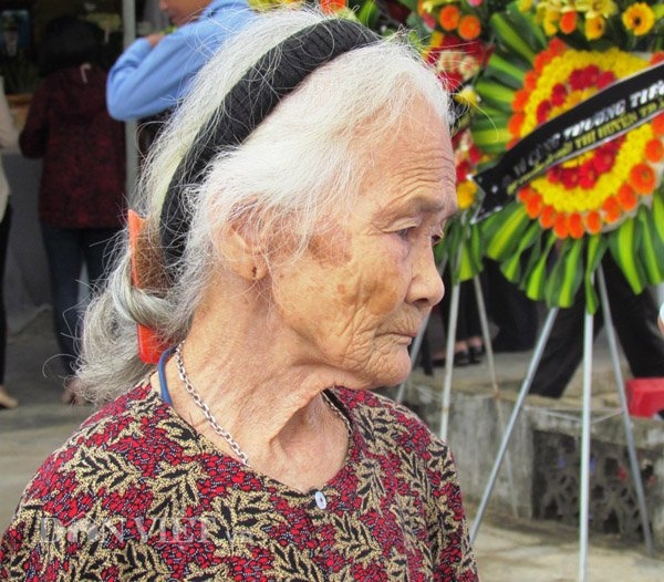 Bà  Thị Minh (83 tuổi) ở Phường Thạch Quý: “Cháu Trâm là người mẹ vĩ đại nhường sự sống cho con”