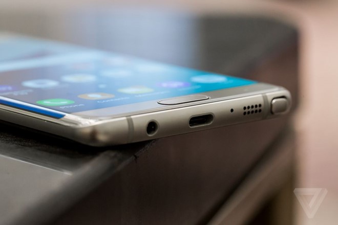 
Galaxy Note7 là smartphone đầu tiên của Samsung được trang bị cổng kết nối USB Type-C. Ảnh: Theverge.
