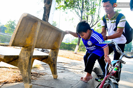 Mỗi lần đi bậc cao hay dốc mà xe đạp lên không được thì Thành phải nhờ sự trợ giúp của bạn bè.