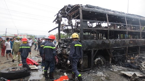 Lực lượng cứu hộ rất vất vả mới lấy được từng mảnh thi thể nạn nhân bị cháyẢNH: QUẾ HÀ