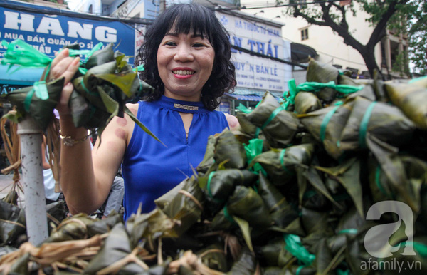 
Món bánh này được bán nhiều nhất trong ngày Tết Đoan ngọ bởi người ta luôn tin rằng khi ăn bánh tro, cũng như hoa quả và rượu nếp vào ngày này, bệnh tật trong người sẽ tiêu tan hết.
