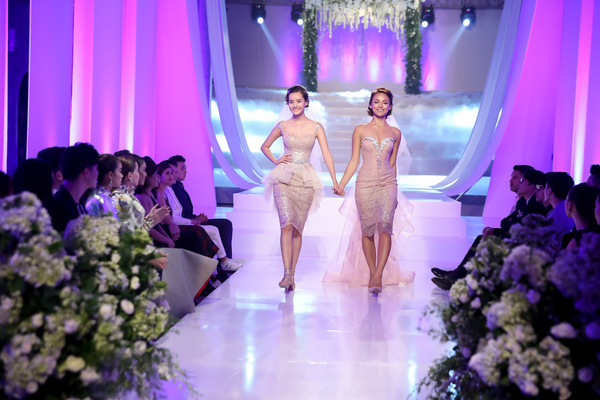 
Hai cô gái đội Lan Khuê tự tin sải bước trong thử thách catwalk với váy cưới.
