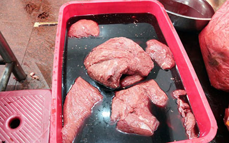 
Mánh khoé và thủ đoạn trong việc hô biến thịt bò ôi thành thịt bò tươi ngon là ngâm hóa chất. Sau khi ngâm hóa chất, thịt sẽ có màu đỏ giống thịt bò, được mang đi bán cho các nhà hàng, quán ăn chế biến món bò kho. (Ảnh: Zing)
