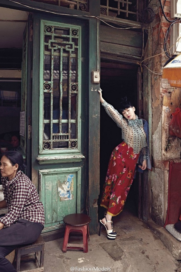 
Trong một bức hình, Từ Hy Đệ diện váy con công truyền thống chụp hình bên một góc nhà nhỏ đã đượm màu thời gian của phố cổ.
