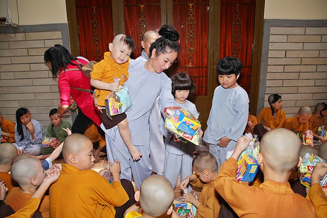 
 Sau khi hành lễ, mẹ con Thúy Nga cùng đi phát quà cho trẻ mồ côi được nhà chùa nuôi dưỡng.
