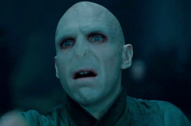 
Voldermort trong loạt Harry Potter (2001-2011): Có lẽ Chúa tể Voldermort là hiện thân của cái ác thuần túy. Từ sự căm phẫn và định kiến với toàn bộ sinh vật không có phép thuật, mục tiêu của y là tách biệt và nô dịch họ. Nhân vật Voldermort chính là mặt trái của Harry Potter, khi cả hai đều lớn lên trong hoàn cảnh ngược đãi giống nhau. Không chỉ có ngoại hình gớm ghiếc đáng sợ, những hành động hiểm ác và nhẫn tâm khiến hình ảnh nhân vật trở thành biểu tượng cho sự kinh hoàng và nỗi sợ hãi. Ảnh: Warner Bros.
