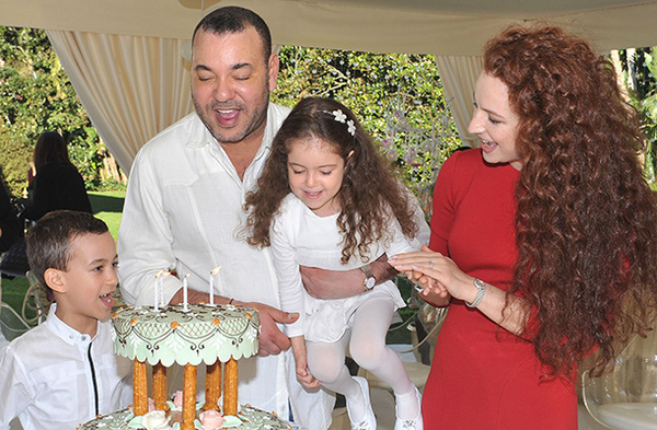 Quốc vương Mohammed VI và vương phi Lalla Salma Bennani cùng hai đứa con xinh xắn.