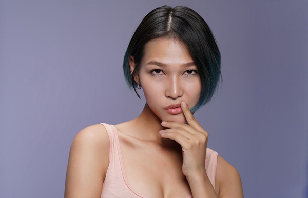 
Diệp Linh Châu 22 tuổi, cô không có chiều cao lý tưởng hay gương mặt xinh đẹp. Lợi thế của cô gái này là thông minh trong cách mix - match trang phục và khéo léo giúp mình trở nên thu hút trước ống kính.
