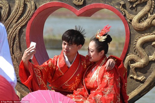 
Những đám cưới với quy mô lớn thế này khá phổ biến ở Trung Quốc, có thể thu hút hàng trăm đôi vợ chồng. Trong đó, kết hôn theo phong cách xưa truyền thống đang dần được nhiều bạn trẻ yêu thích.
