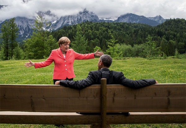 Thủ tướng Angela Merkel trò chuyện với Tổng thống Barack Obama ở miền nam nước Đức trong khi diễn ra hội nghị G7 ngày 8/6.Ảnh: Reuters)