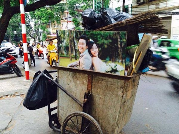 Sau khi đường ai nấy đi thì kỉ vật thiêng liêng cũng… phiêu lưu theo xe rác. Nhìn cảnh các đôi vợ chồng trẻ tươi cười ôm hôn ở chỗ này, ai cũng thấy xót xa thay.