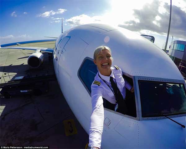 
Nữ phi công Ryainair bỗng dưng nổi tiếng sau khi chia sẻ ảnh tự sướng tại nơi làm...
