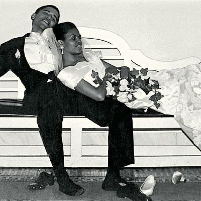 
Ca khúc “You and I” của Stevie Wonder là bản nhạc đầu tiên mà Obama mà Michelle cùng hòa nhịp với tư cách là vợ chồng. Sau khi say sưa với những điệu nhảy và nâng ly rượu mừng cùng bạn bè, cả hai mệt nhoài và nằm trong vòng tay nhau trên một chiếc ghế dài.
