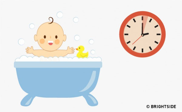 
Bạn có thể tắm táp cho con khoảng 2 tiếng một lần, mỗi lần chỉ trong vài phút. Tắm xong, bạn không cần lau quá khô mà nên để lại một chút ẩm trên da bé.
