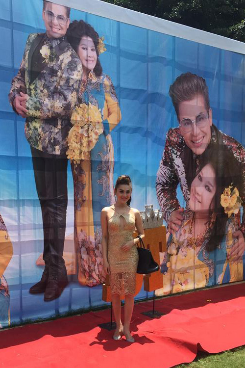 
Tuy nhiên, người xem không khó để đoán được Lâm Chi Khanh đang dự tiệc cưới Thanh Bạch khi cô chụp ảnh ở backdrop có ảnh cặp đôi.
