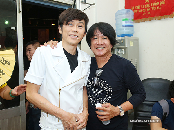 Hoài Linh chụp ảnh cùng người em thân thiết - ca sĩ Nguyên Lộc.