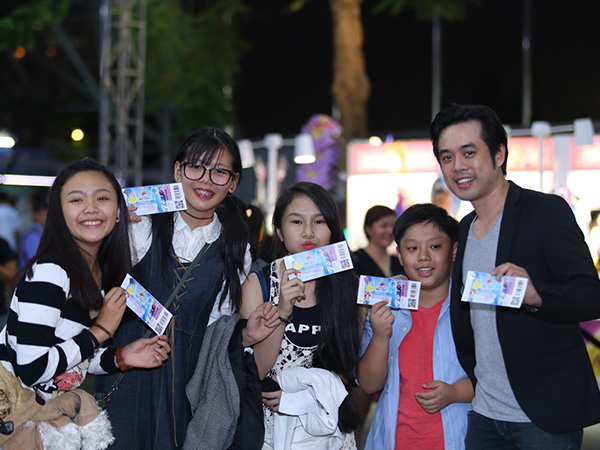 Nhạc sĩ Dương Khắc Linh dắt các học trò The Voice Kids đi xem nhạc kịch.