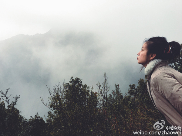 
Một số hình ảnh của Triệu Vy ở phim trường. Cô chụp ảnh với đám mây đang bao trùm ngọn núi vào sáng sớm.
