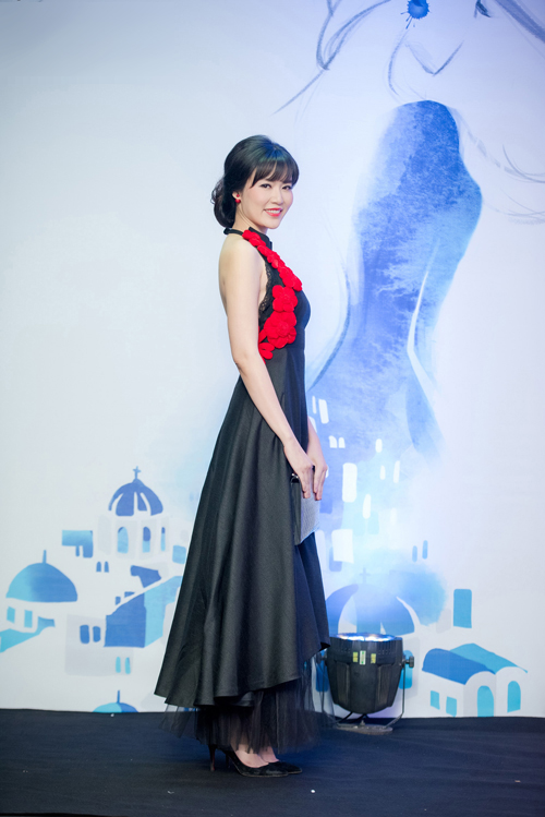 
Hoa hậu Việt Nam 1994 Thu Thủy chọn bộ cánh màu đen với họa tiết hoa đính trên ngực của nhà thiết kế Hà Linh Thư.
