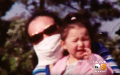 
Bà mẹ 12 năm mang khẩu trang giấu gương mặt đáng sợ để được bên con.
